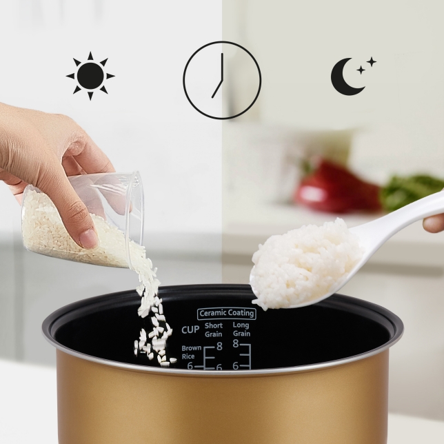 Primer plano de la olla arrocera con los símbolos del sol y la luna encima, una mano a la izquierda usando la taza medidora para servir arroz, y a la derecha, la cuchara para arroz. Un icono de reloj encima indica la función de mantener caliente.