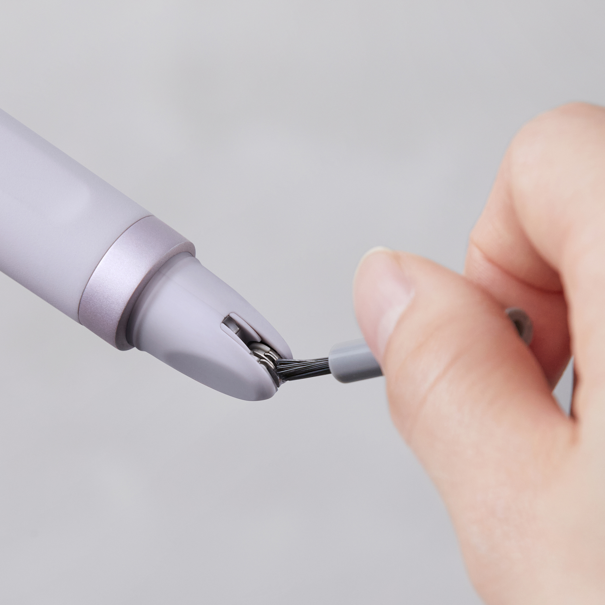 Image du nettoyage de l'épilateur pour les sourcils et le visage avec une pince à épiler