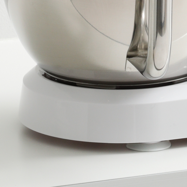 Фиксирующие присоски на основании кухонной машины предотвращают ее движение, обеспечивая стабильное перемешивание.