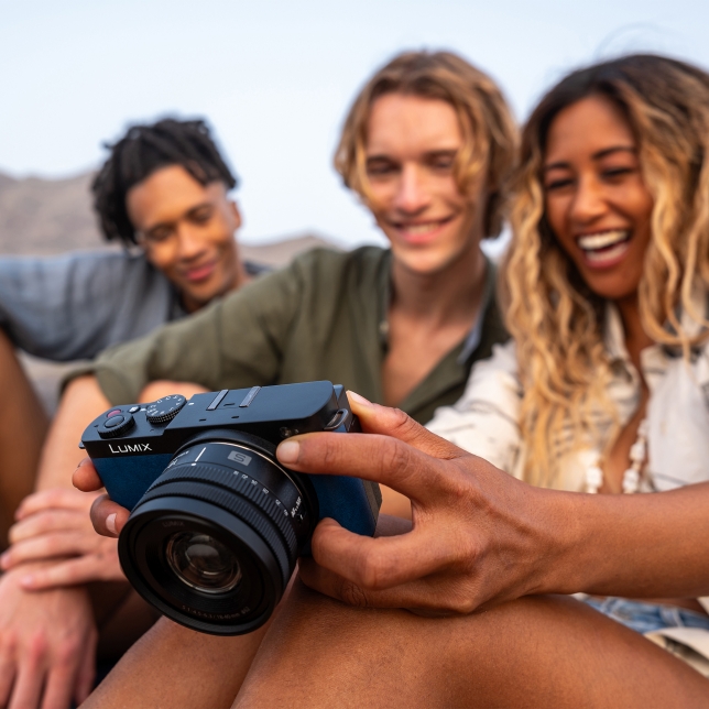 Människor som avspänt fotograferar med LUMIX S9 och objektivet S 18–40 mm F4.5–6.3