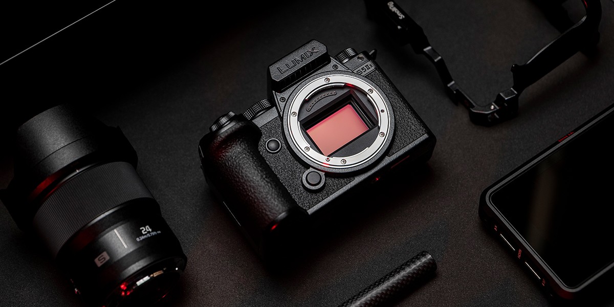 Under the design philosophy "Shaping Emotions", LUMIX S5IIX was built with a matte black design.