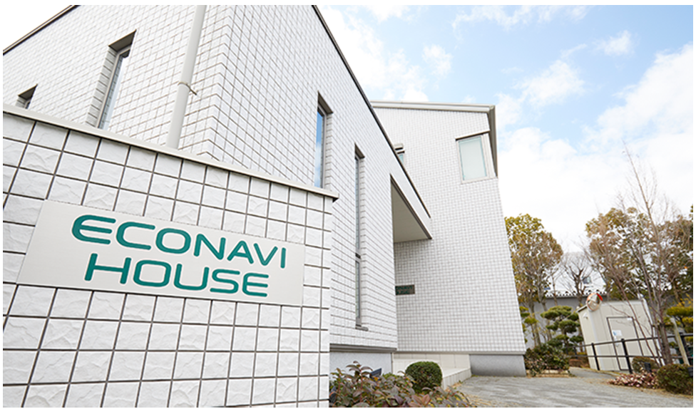 การสัมภาษณ์นี้เกิดขึ้นที่ Eco Navi House ซึ่งตั้งอยู่ในพื้นที่ของบริษัทเครื่องใช้ไฟฟ้าในเมืองคุซัทสึ จังหวัดชิงะ